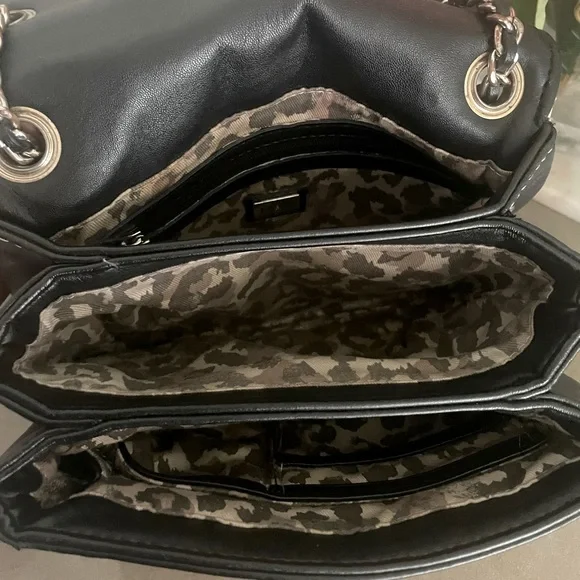 BLACK AND WHITE SMALL GUESS HANDBAG! - Picture 3 of 5